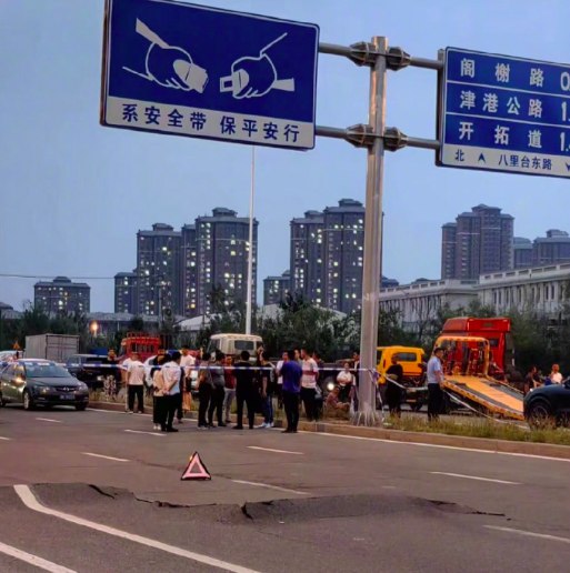 » 4、重庆一小区道路突然沉降露出地基，官方：初步评估不影响建筑6月5日11时许，重庆万州区锦绣江南小区地基突然沉降，多位居民听到断裂声并看到裸露的地基