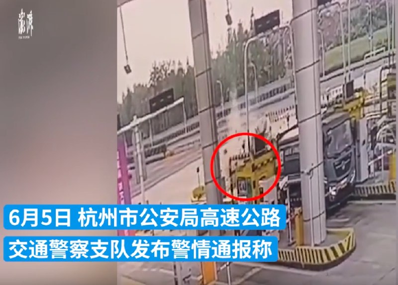 » 8、杭州一小客车碰撞收费站起火致4人死亡6月5日5时43分许，一辆小汽车沿S2沪杭高速驶出杭州收费站时，碰撞收费站设施后起火，造成车上4人死亡