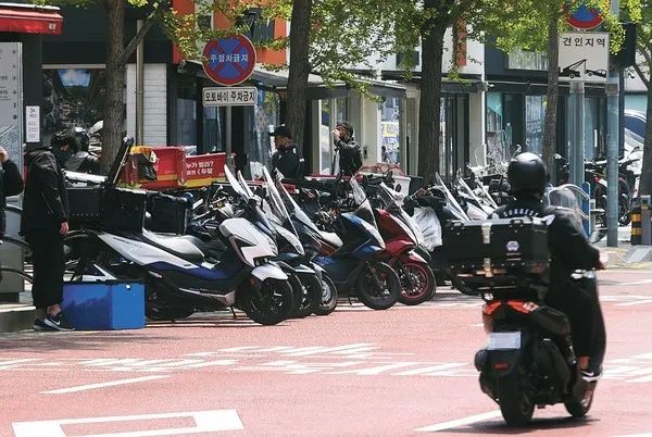 13. 新冠改变韩就业版图：外卖员达43万人创历史之最韩国统计厅4月19日发布的“2021年下半年各地区就业调查及就业人员的产业与区域分布特征”显示，截止去年10月韩国共有外卖员42.8万人，比1年前增加9.7%，创下2013年开始相关统计以来的最高纪录