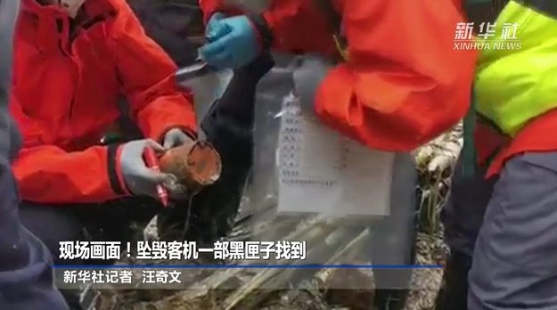 5. 救援现场发现部分飞机残骸和遗体残骸» 一部黑匣子已找到
