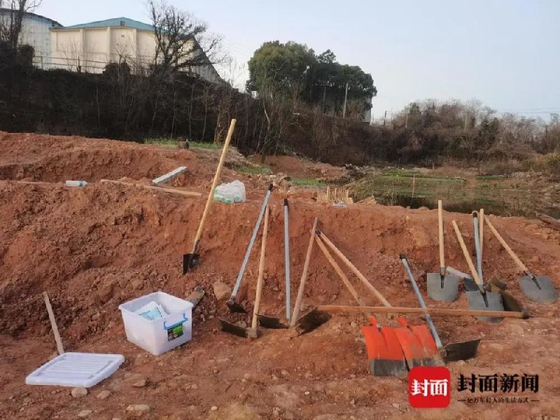 » 6. 官方确认是在粮库院内露天树林发现胡鑫宇遗体1月31日，封面新闻记者从铅山一名官方负责人处得到确认，胡鑫宇的遗体是在中储粮金鸡山粮库院墙内、仓库外的露天小树林中被发现