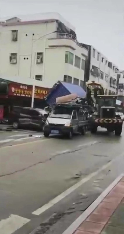 » 7、广东中山一男子开铲车在马路上连撞多车和行人，警方：肇事者已控制5月12日上午，一名男子开铲车在中山市大涌镇的马路上乱撞，有人员受伤