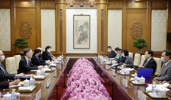 » 1、秦刚会见美国驻华大使伯恩斯5月8日，国务委员兼外长秦刚在北京会见美国驻华大使伯恩斯