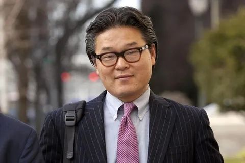 13. 华尔街百亿美元爆仓案主角Bill Hwang涉嫌欺诈操纵被捕一年前导致多家华尔街机构损失超过100亿美元的美国对冲基金Archegos Capital Management的韩裔创始人比尔·黄（Bill Hwang），于美东时间4月27日被逮捕，被控犯有敲诈勒索、证券欺诈、市场操纵、电汇欺诈等多项罪名