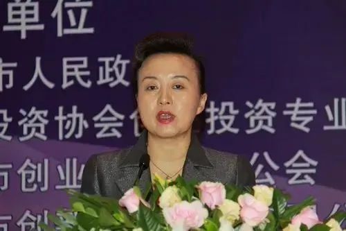 6. 证监会厅官曾长虹被开除党籍：临近退休“逃逸式”离职日前，中央纪委国家监委驻中国证监会纪检监察组与湖南省纪委监委对中国证监会投资者保护局原一级巡视员曾长虹严重违纪违法问题立案审查调查