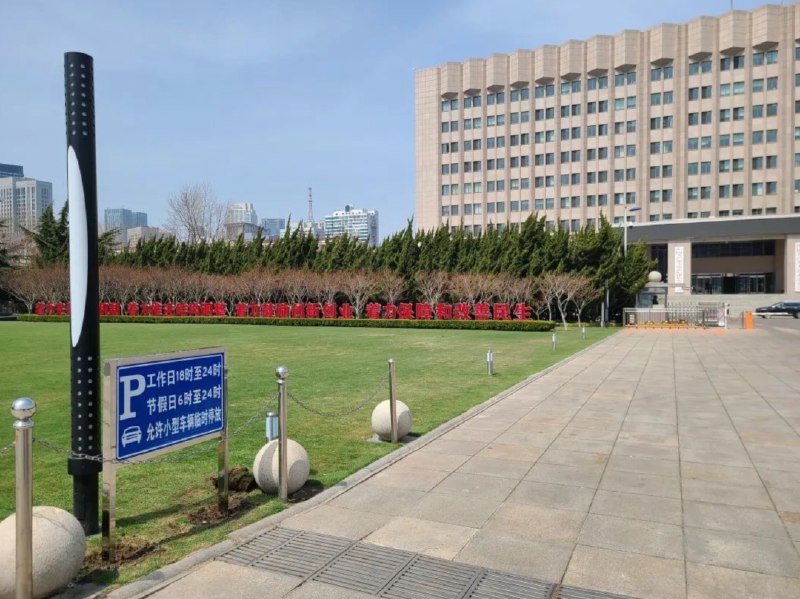 12. 大连：市委大楼门前广场免费向市民开放停车工作日18时至24时，节假日6时至24时，允许小型车辆临时停放，其他时间禁停