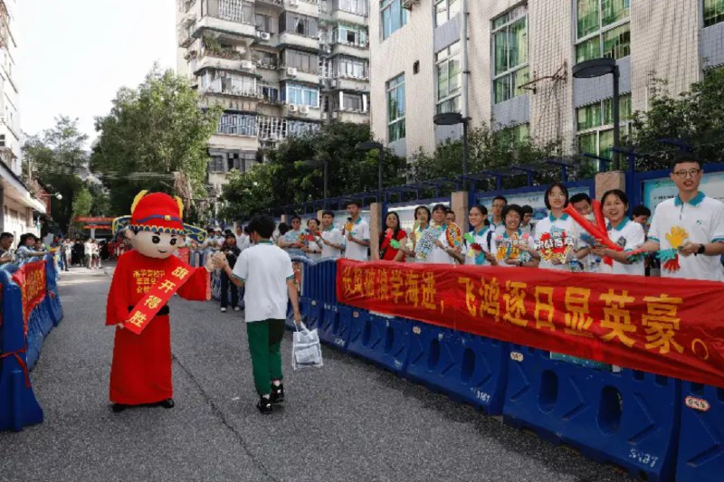 » 1、 上海海关学院录取位次超上海交大近日，江苏省发布高考提前批投档线