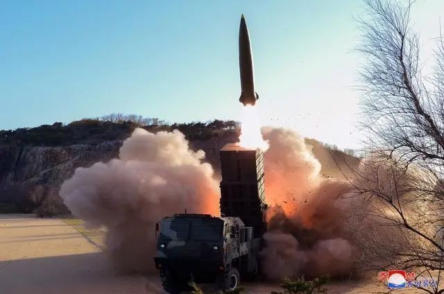 9. 朝鲜宣布试射新型战术制导武器 金正恩参观试射17日报道，朝鲜劳动党总书记金正恩观摩新型战术制导武器试射，试射活动取得圆满成功