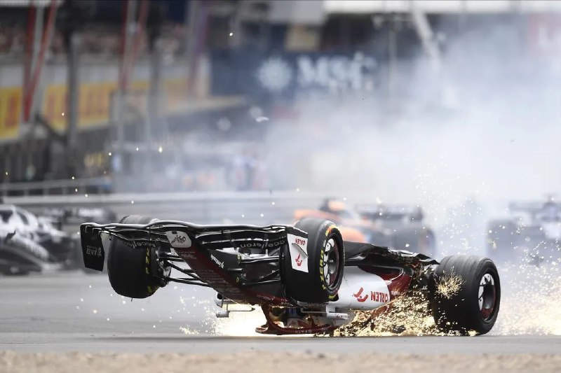 18. 中国F1车手周冠宇遭严重事故并无大碍，Halo系统立大功7月3日晚，在F1英国大奖赛上，中国F1车手周冠宇遭遇严重的事故，他的赛车在行驶过程中被其他赛车撞击，导致车辆翻滚，倒扣滑行冲出赛道