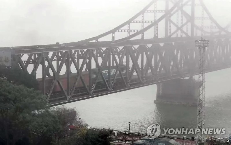 » 5. 时隔五个月，中朝再次重启丹东—新义州口岸铁路货运 more…9月26日，共同社记者提问，据报道，中朝重启铁路货运，中方能否证实？汪文斌表示，日前，中朝双方根据两国相关的涉边条约，并通过友好协商，决定重启丹东-新义州口岸铁路货运，双方将继续加强协调配合，积极保障铁路货运安全稳定运行，为中朝友好关系发展作出贡献
