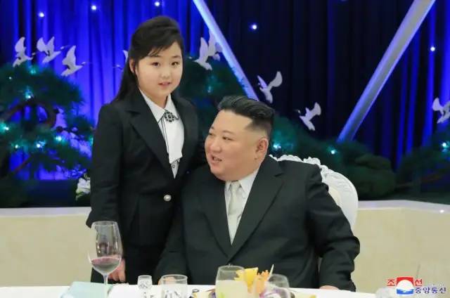 » 13、金正恩偕女儿访问朝鲜人民军将领宿舍，父女一同出席纪念宴会» 13、金正恩偕女儿访问朝鲜人民军将领宿舍，父女一同出席纪念宴会