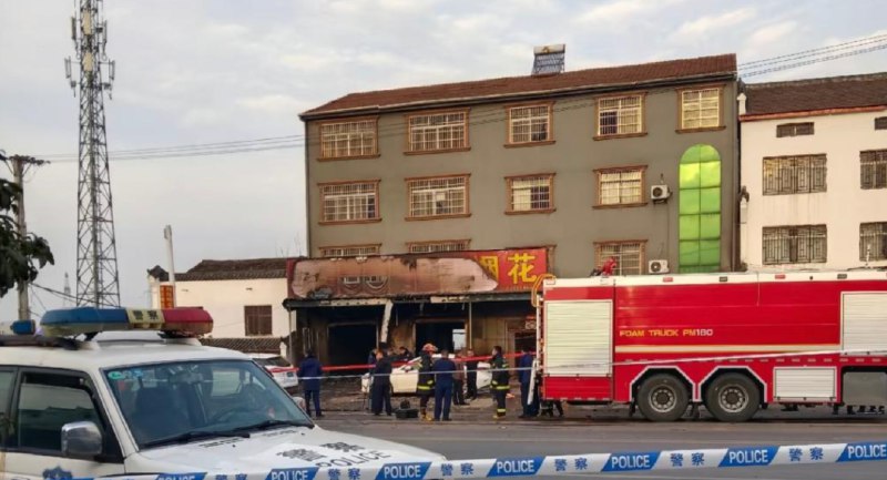» 3、 湖北宜城发生一起烟花店爆炸 至少12人死亡记者从湖北省相关部门了解到，18日14时许，湖北省襄阳市宜城市郑集镇一烟花爆竹售卖门店起火爆炸，过火面积约50平方米，已致12人死亡