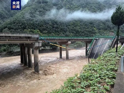 » 3. 陕西柞水高速公路桥垮塌  至少33人落水未生还新华社西安7月20日电 记者20日下午从陕西省有关部门获悉，截至20日12时，已搜救发现坠河车辆7辆、遇难者12人，1人获救