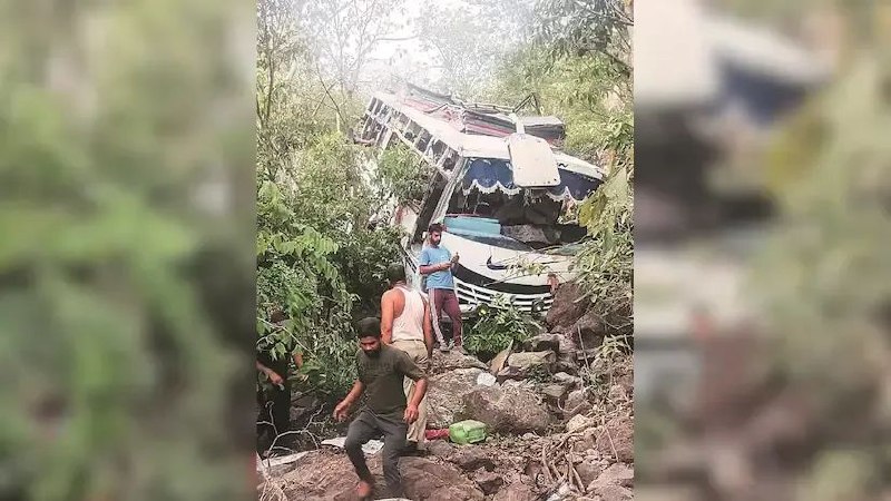 » 4. 克什米尔枪手伏击印度教客车 9死33伤印度警方9日表示，枪手在印控克什米尔地区伏击了一辆载有印度教朝圣者的巴士，巴士随后坠入山谷，造成至少9人死亡、33人受伤