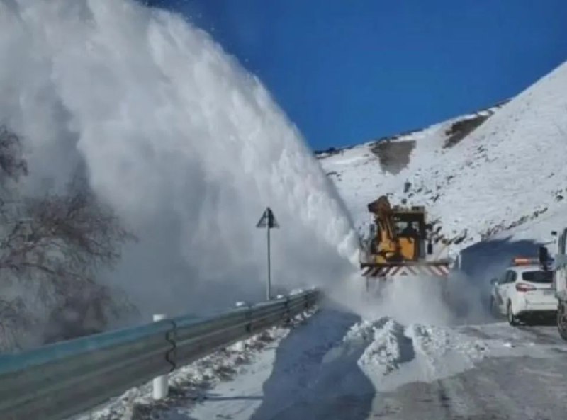 » 14、新疆暴雪 局部地区积雪两米受冷空气影响，新疆北部出现强降雪