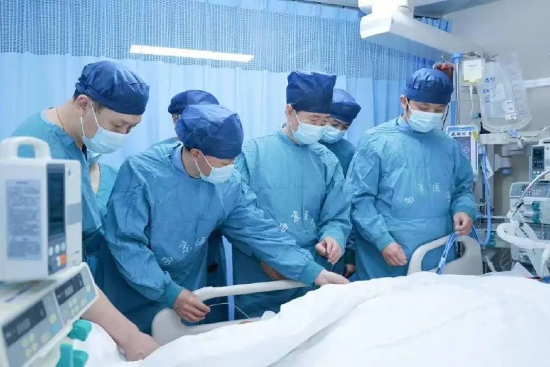 » 1、 中国脑死亡患者移植转基因猪肝脏 已维持体征十天1月7日，空军军医大学西京医院肝胆外科窦科峰院士领衔，全院十余个学科专家团队联合，成功将基因编辑猪的肝脏原位植入到脑死亡患者体内，在国际上首次实现基因编辑猪肝脏对人体肝脏完全替代