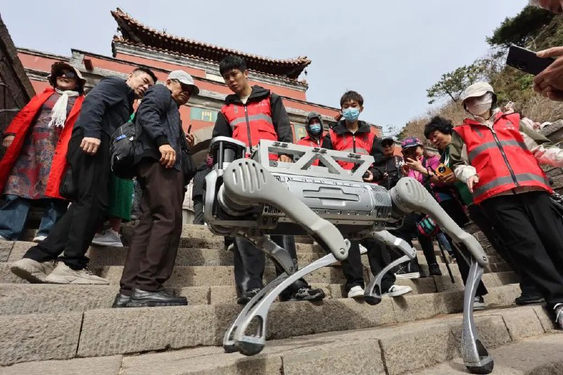 » 1. 泰山测试机器狗运垃圾取代挑山工19日，泰山盘道上出现了一道独特的爬山身影——身负重物和清运垃圾的机器狗，引发网民关注
