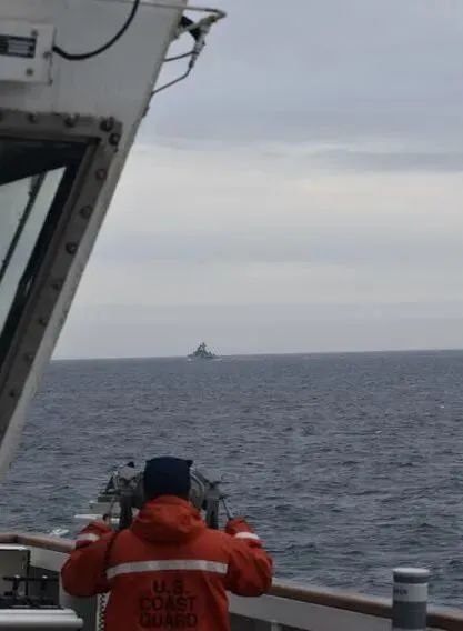 » 14. 美国海岸警卫队在阿拉斯加海域拍到中国055驱逐舰美国海岸警卫队当地时间26日发布通告称，9月19日，美国海岸警卫队在白令海域拍摄到中国055型导弹驱逐舰
