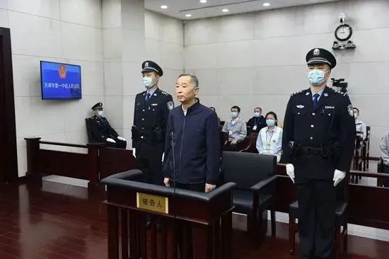 » 7. 刘国强一审被判死缓、终身监禁据央视新闻客户端消息，11月8日上午，辽宁省政协原党组副书记、副主席刘国强因犯受贿罪，被天津市第一中级人民法院判处死缓，并处没收个人全部财产，在其死刑缓期执行二年期满依法减为无期徒刑后，终身监禁，不得减刑、假释