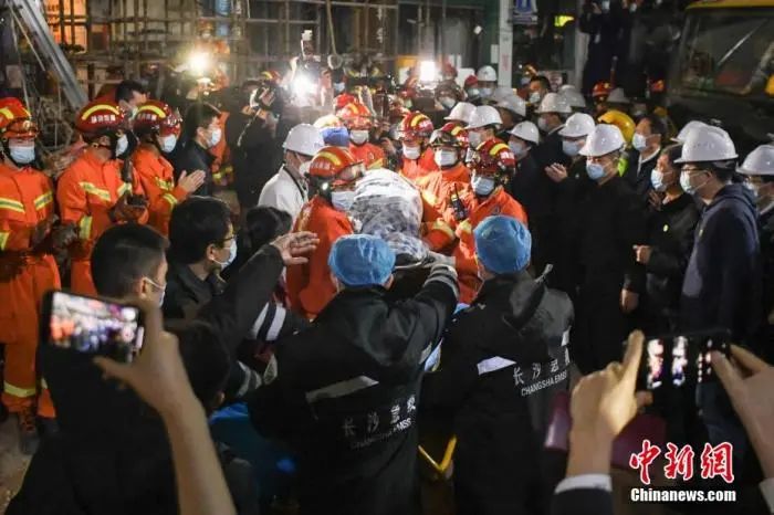 3. 长沙自建房倒塌事故失联人员大部分为学生5月1日下午，长沙市望城区居民自建房倒塌事故现场，一名受困人员在被困51小时之后，成功获救