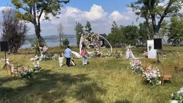 » 6. 徐州一婚礼场地被村民连夜搬空，婚庆负责人：一个螺丝钉都没了 more…徐州一婚庆公司负责人称凌晨搭好的婚礼现场，第二天一早发现被“搬空”，“一颗螺丝钉也没给留下