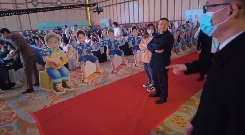 » 15. 艺人欠款不还，被法官追到活动现场强制执行2月18日，艺人桑某拒不履行还款判决，在商业活动现场被法院强制执行
