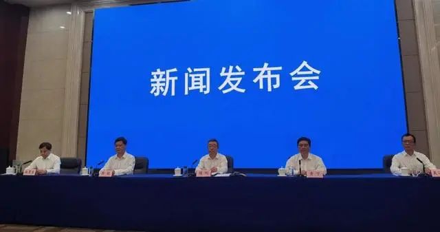 » 2. 南宁延长机动车免费停放时长到半小时5月23日，南宁市委副书记、市长侯刚在南宁市优化提升停车服务管理新闻发布会上介绍，南宁边检查边整改道路停车领域存在的问题，即日起，调整南宁城市道路停车位免费停放时间，从原来的15分钟内免费，延长到30分钟；取消划定的非机动车保管服务费，由此产生的费用，由政府承担；对幼儿园、小学等公众需求临时停车的周边路段，划定免费临时停车位、停车带