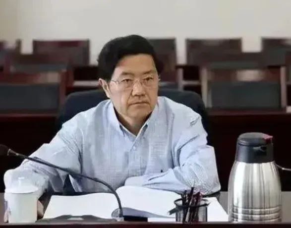 » 2、副部级干不了 副科级也摘掉据“廉洁江西”微信号2月7日消息，经中共江西省委批准，江西省监察委员会对江西省人民政府驻北京办事处原科员赵智勇（省委原常委、秘书长）严重违法问题进行了立案调查