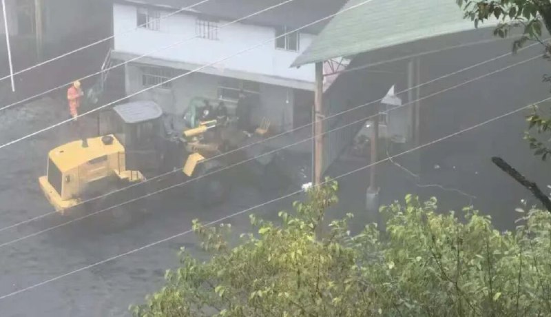 » 3、陕西镇坪矿难3人死记者从陕西省镇坪县应急救援指挥部了解到，截至9月27日1时20分，陕西镇坪煤矿巷道垮塌事故被困3人已全部救出，经现场医护人员确认，3人均无生命体征，不幸遇难