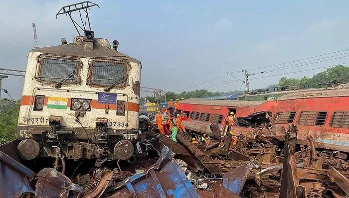 » 2、印度列车相撞事故致超300人死亡，1000多人受伤 more…据印度NDTV公布的数据，2日发生的奥迪沙邦列车相撞事故已造成300多人死亡，1000多人受伤