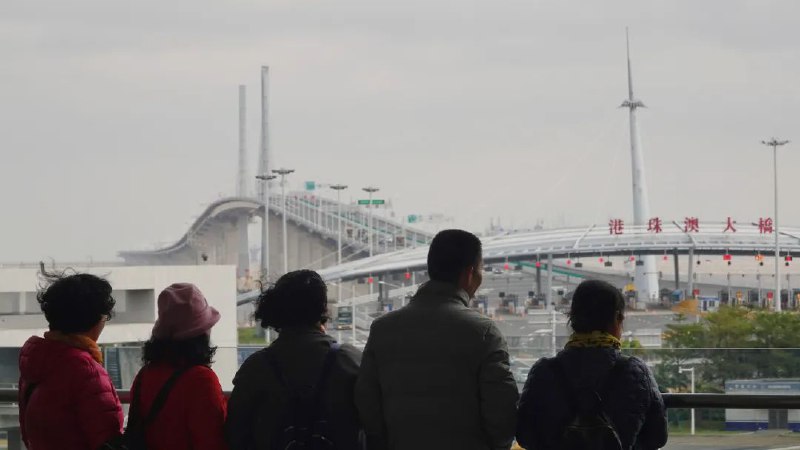 » 13、港珠澳大桥游开通一个月，接待游客约3.3万2023年12月15日，港珠澳大桥游正式向公众开放