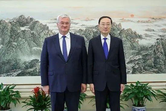 » 5. 乌克兰副外长到中国  与外交部副部长磋商6月5日夜，外交部网站“外交部新闻”栏，发布了外交部副部长孙卫东同乌克兰第一副外长瑟比加在北京举行中乌外交部磋商