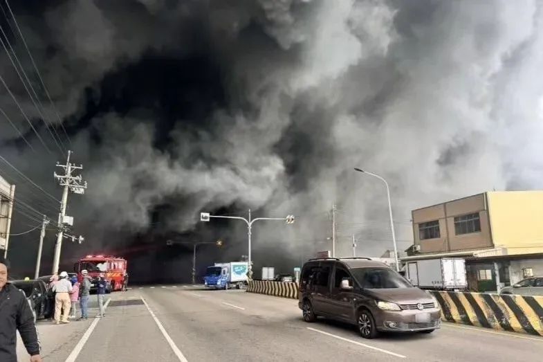 » 6. 台中市超市仓库发生火灾，9死7伤当地时间12月19日下午，台湾台中市大肚区的一间超市仓库发生大火，因现场堆有建筑材料，火势猛烈