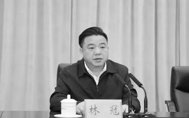 » 10. 56岁广西钦州市委书记林冠因心源性猝死逝世广西钦州市委书记、中国(广西)自由贸易试验区钦州港片区党工委书记林冠同志因心源性猝死，经抢救无效，于2023年4月19日2时45分在钦州逝世，享年56岁