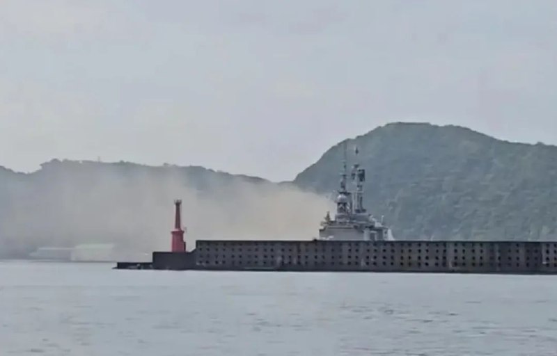 » 12、台军主力战舰冒浓烟海峡导报综合报道 被台海军视为主力战舰的“纪德级”军舰“马公号”，23日惊传火警