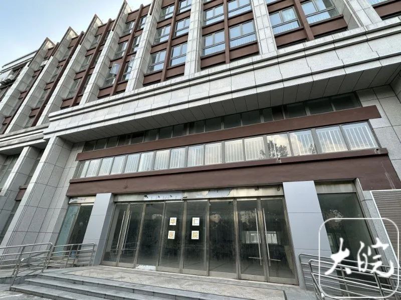 » 2、安徽芜湖一医院建成几年未投用被指“资源浪费”，院方称原因不便透露近日，芜湖市弋江区居民袁先生告诉大皖新闻记者，他家小区附近的“华仁医院”建成已经五六年了，可是却一直没有对外投入使用，“这么好的一栋楼闲置在这我觉得是一种资源浪费！”