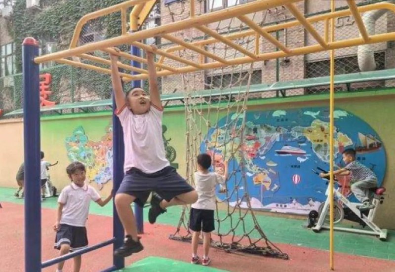 » 4、北京初中小学改为15分钟课间8月30日，记者从北京市教委了解到，从今年秋季学期起，全市义务教育学校将对课间安排做出整体统筹优化，原则上落实15分钟课间时长，提供更加从容的课间时间，引导师生走出教室、走向户外、走进阳光，享受更加健康活力的校园生活，促进学生身心健康发展