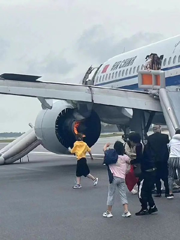 » 11. 国航成都-新加坡航班引擎起火  已在新加坡降落刚刚，据多方爆料，成都飞新加坡国航CA403航班遭遇险情