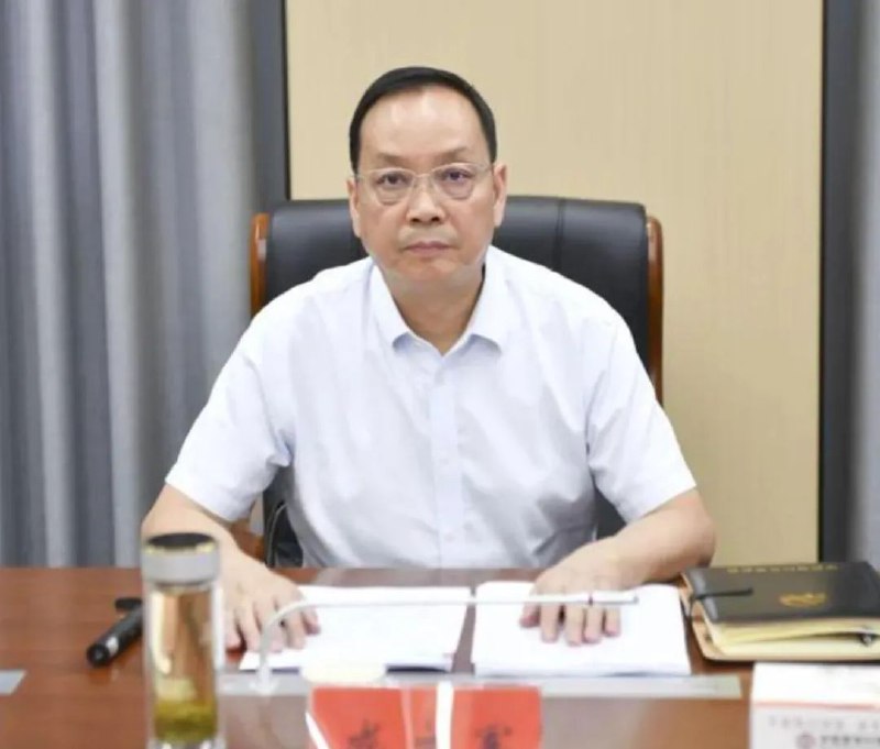 » 6、潜江市委书记投案 曾为全国优秀县委书记据湖北省纪委监委消息：潜江市委书记盛文军涉嫌严重违纪违法，主动投案，目前正接受湖北省纪委监委纪律审查和监察调查