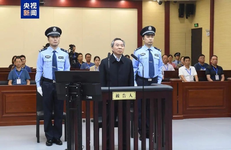 » 3. 上海市前宣传部长董云虎判无期徒刑8月28日，安徽省合肥市中级人民法院公开宣判上海市人大常委会原党组书记、主任董云虎受贿一案，以受贿罪判处被告人董云虎无期徒刑，剥夺政治权利终身，并处没收个人全部财产；对董云虎受贿犯罪所得财物及其孳息依法予以追缴，上缴国库