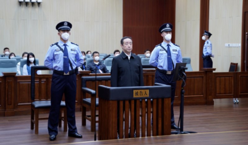 9. 傅政华受审认罪 被控敛财1.17亿元长春市人民检察院起诉指控：2005年至2021年，被告人傅政华利用担任北京市公安局副局长、局长，北京市委常委，公安部副部长，中央政法委员会委员，司法部部长，全国政协社会和法制委员会副主任等职务上的便利以及职权或者地位形成的便利条件，为有关单位和个人在企业经营、职务调整、案件处理等方面提供帮助，本人直接或通过其亲属非法收受财物，共计折合人民币1.17亿余元，数额特别巨大