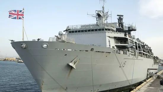 8. 英国军舰在港内被运油车偷柴油据英国《镜报》7日报道，英国海军一艘军舰上价值约25万英镑（约合208万元人民币）的柴油被盗，海军方面已对此展开调查