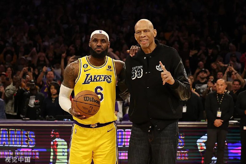 » 12、詹姆斯打破NBA得分纪录北京时间8日，詹姆斯正式超越贾巴尔的38387分NBA得分纪录，独享历史第一宝座