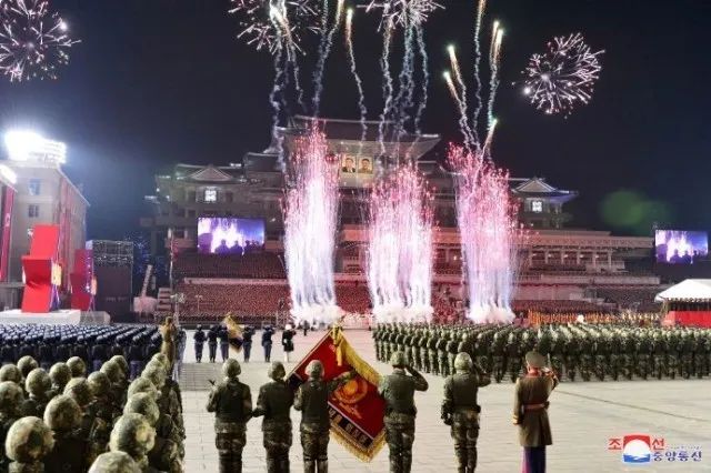 » 13、朝鲜又在夜间举行阅兵式» 13、朝鲜又在夜间举行阅兵式