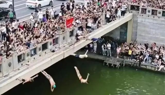 » 8. 天津网红跳水桥：两天救起14人 其中7人跳水后昏迷近日，天津狮子林桥成为不少网友的热门打卡点