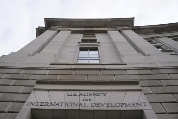 » 11. 美国国际开发署可能裁员，从1万多人到294人据第一财经、财联社等多家媒体2月7日报道，四名消息人士表示，特朗普政府计划将美国国际开发署（USAID）的员工数量缩减至294人，其中非洲局留12人，亚洲局8人，而该机构在全球的员工总数超过1万人，其中约三分之二在海外工作，在60多个国家和地区设有办事处