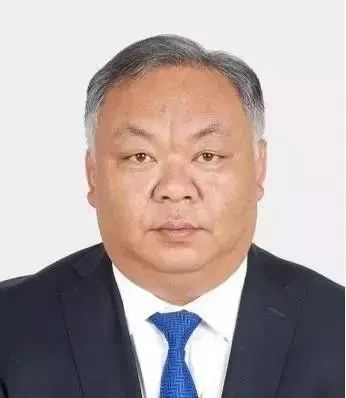 » 1. “80后白发干部”李忠凯，赴上海挂职据上海市嘉定区人民政府网站消息，近日，一场主题为“嘉滇连心话发展 产业助农促振兴”——“嘉滇青云堂站”线上线下交流活动在嘉定区现厂在线新经济产业园内举办