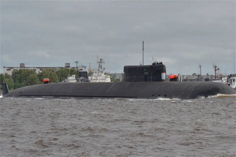 8. 俄罗斯可搭载核动力无人潜航器的3万吨级核潜艇入列“别尔哥罗德”号核潜艇的验收和交付仪式8日在俄最大造船厂北德文斯克造船厂举行