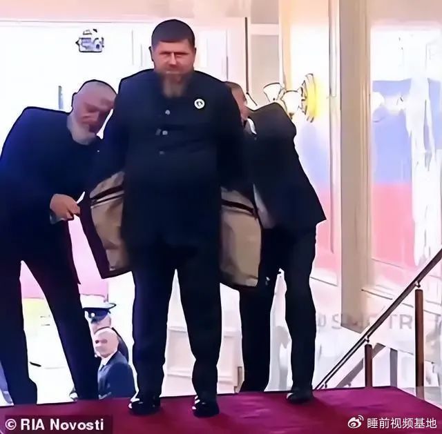 » 7. 车臣领导人卡德罗夫徒手推车自证健康  最近有关俄罗斯车臣地区领导人拉姆赞·卡德罗夫健康状况不佳的传闻此起彼伏，此前他在参加俄罗斯总统弗拉基米尔·普京的就职典礼时就因让助手帮忙脱外套，而被西方媒体解读为“健康状况堪忧，连脱件外套都需要两个人帮忙”