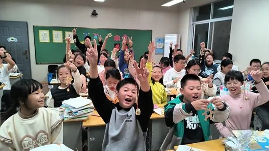 » 2. 浙江天台县教育实验：县城中学和乡村中学共享校舍，半年“通勤”教室里空无一人、板凳都被整齐地倒置在课桌上……虽然已经是2023年12月份，秋季学期过去了五分之三，但浙江省天台县石梁学校的初中部却冷冷清清